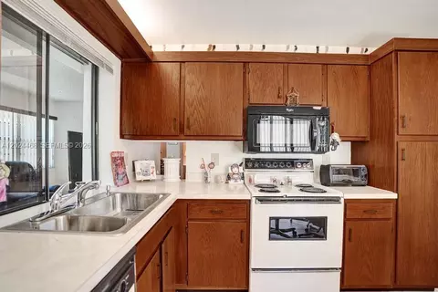 2266 Seagrape Cir, Coconut Creek, FL 33066 photo 6