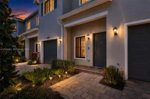 4825 Dillion St, Lake Worth, FL 33463