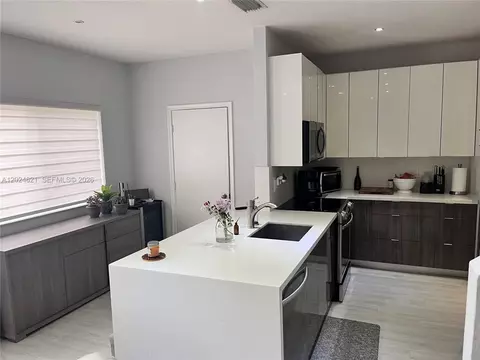 4746 Lago Vista Dr, Coconut Creek, FL 33073