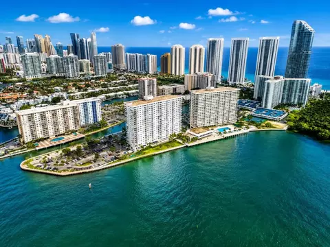 300 Bayview Dr #807, Sunny Isles Beach, FL 33160