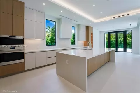 Kitchen - 9405 SW 72nd Ct, Pinecrest, FL 33156 photo 4 of 5