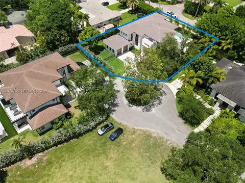 View/Area - 9405 SW 72nd Ct, Pinecrest, FL 33156 photo 4 of 5