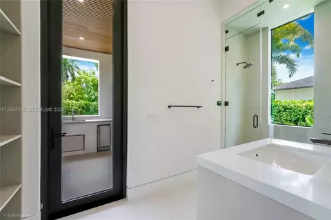 Bath - 9405 SW 72nd Ct, Pinecrest, FL 33156 photo 5 of 6