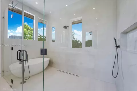 Bath - 9405 SW 72nd Ct, Pinecrest, FL 33156 photo 3 of 6