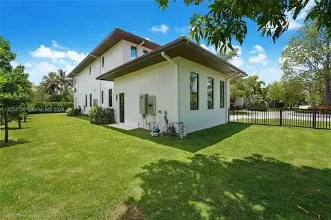 Exterior - 9405 SW 72nd Ct, Pinecrest, FL 33156 photo 5 of 10