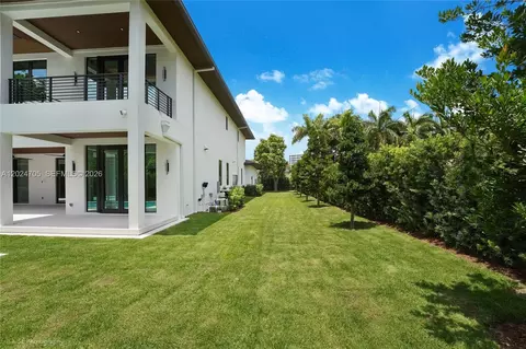 Exterior - 9405 SW 72nd Ct, Pinecrest, FL 33156 photo 6 of 10