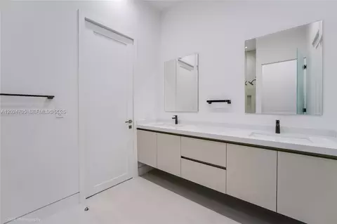 Bath - 9405 SW 72nd Ct, Pinecrest, FL 33156 photo 4 of 6
