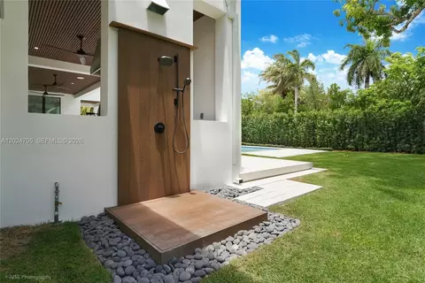 Exterior - 9405 SW 72nd Ct, Pinecrest, FL 33156 photo 4 of 10