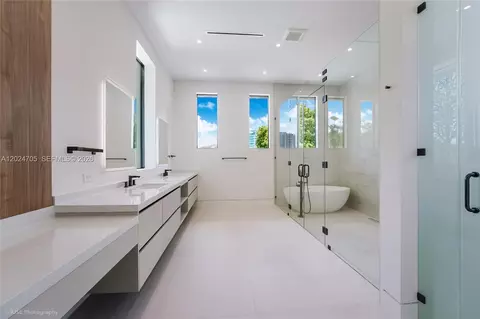Bath - 9405 SW 72nd Ct, Pinecrest, FL 33156 photo 6 of 6