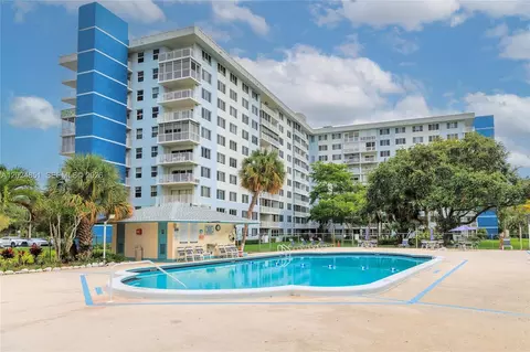 4200 Hillcrest Dr #504, Hollywood, FL 33021