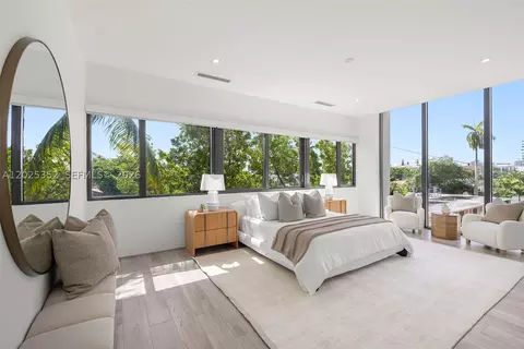 1525 Bay Rd, Miami Beach, FL 33139