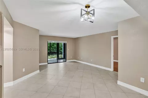 927 NE 199th St #103, Miami, FL 33179