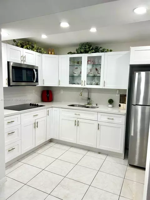 9081 Sunrise Lakes Blvd #113, Sunrise, FL 33322