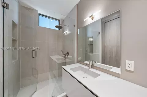 Bath - 571 Glenridge Rd, Key Biscayne, FL 33149 photo 2 of 6