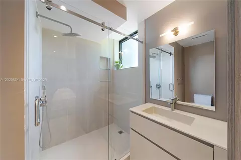Bath - 571 Glenridge Rd, Key Biscayne, FL 33149 photo 3 of 6