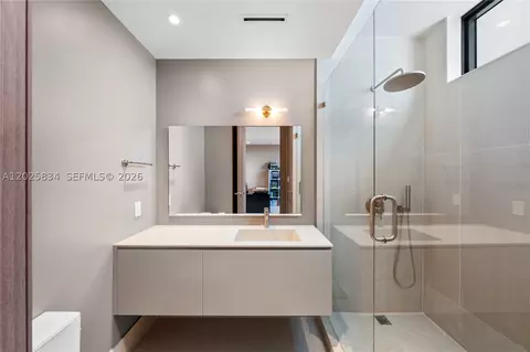 Bath - 571 Glenridge Rd, Key Biscayne, FL 33149 photo 4 of 6