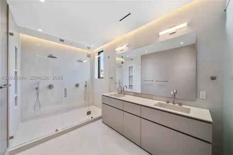 Bath - 571 Glenridge Rd, Key Biscayne, FL 33149 photo 1 of 6