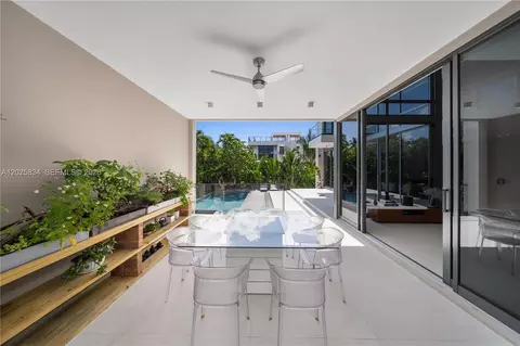 Exterior - 571 Glenridge Rd, Key Biscayne, FL 33149 photo 3 of 4