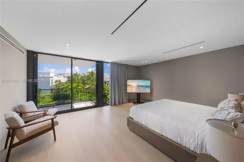 Bedroom - 571 Glenridge Rd, Key Biscayne, FL 33149 photo 4 of 6