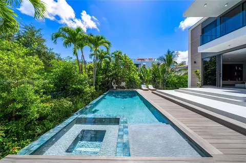 Exterior - 571 Glenridge Rd, Key Biscayne, FL 33149 photo 2 of 4