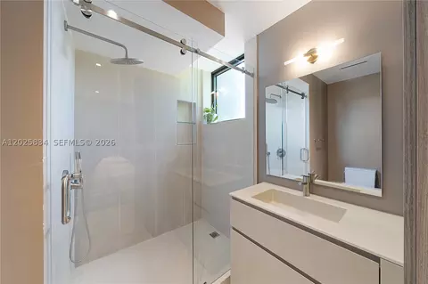 Bath - 571 Glenridge Rd, Key Biscayne, FL 33149 photo 3 of 6