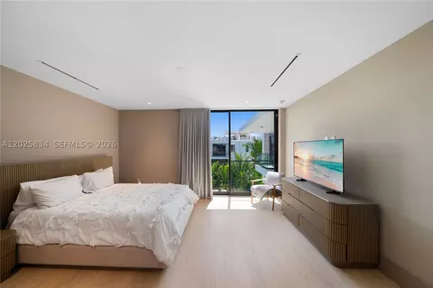 Bedroom - 571 Glenridge Rd, Key Biscayne, FL 33149 photo 2 of 6