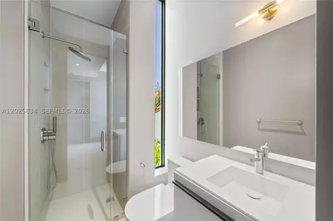 Bath - 571 Glenridge Rd, Key Biscayne, FL 33149 photo 5 of 6