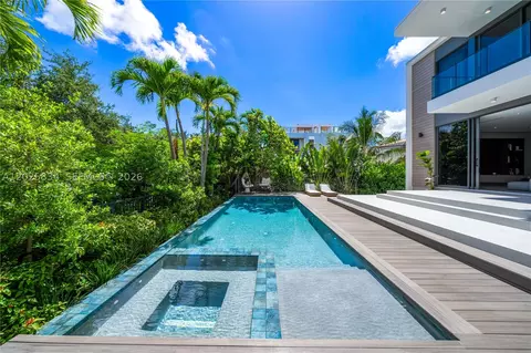 Exterior - 571 Glenridge Rd, Key Biscayne, FL 33149 photo 3 of 4