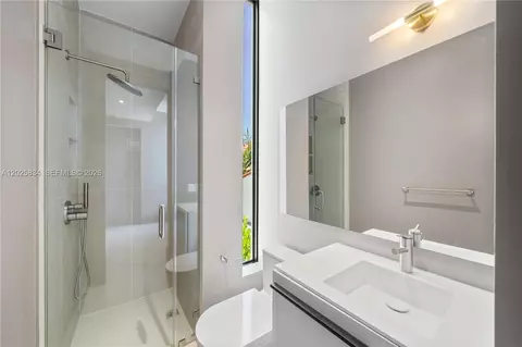 Bath - 571 Glenridge Rd, Key Biscayne, FL 33149 photo 5 of 6