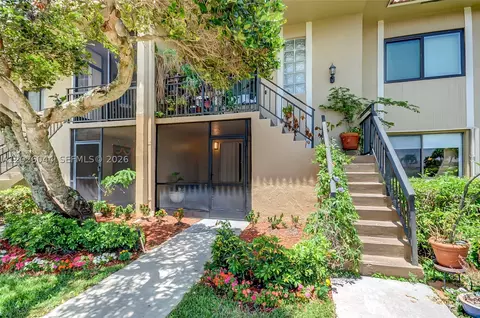 302 Lakeview Dr #105, Weston, FL 33326