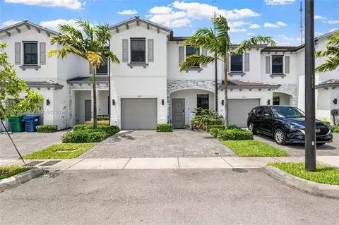 577 NW 204th St, Miami Gardens, FL 33169