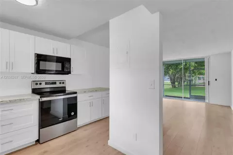 9601 Sunrise Lakes Blvd #106, Sunrise, FL 33322