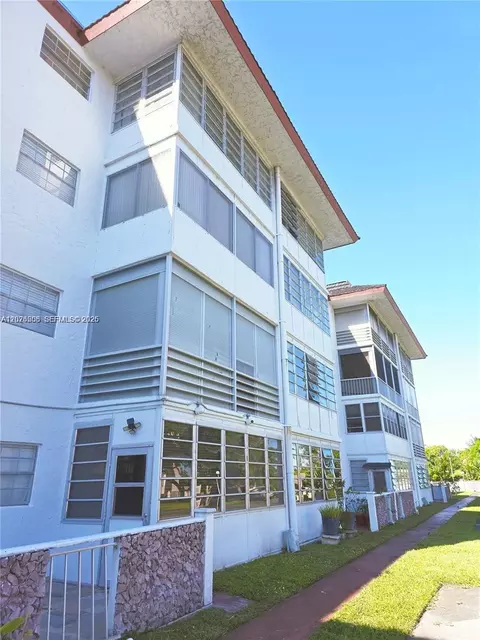 4140 NW 44th Ave #411, Lauderdale Lakes, FL 33319