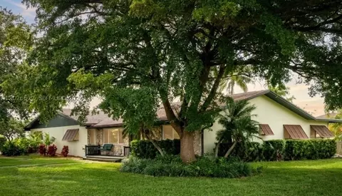 19505 SW 272nd St, Homestead, FL 33031