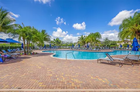 Exterior - 9381 W 33rd Ln, Hialeah, FL 33018 photo 4 of 6