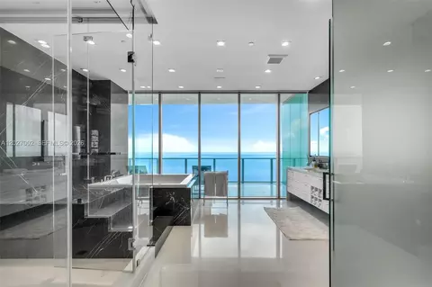 Bath - 350 Ocean Dr #LPH2N, Key Biscayne, FL 33149 photo 1 of 8