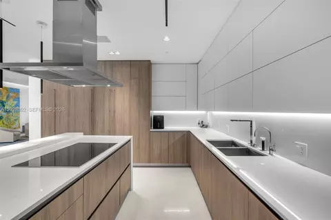 Kitchen - 350 Ocean Dr #LPH2N, Key Biscayne, FL 33149 photo 3 of 3
