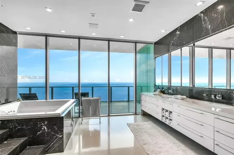 Bath - 350 Ocean Dr #LPH2N, Key Biscayne, FL 33149 photo 2 of 8