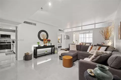 5001 Collins Ave #1E, Miami Beach, FL 33140