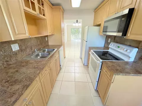 8450 Lagos De Campo Blvd #206, Tamarac, FL 33321