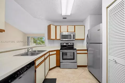 3405 NW 44th St #205, Oakland Park, FL 33309