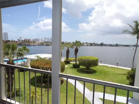 3010 Marcos Dr #R314, Aventura, FL 33160