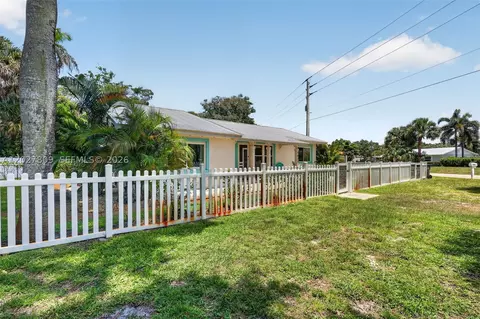 Exterior - 1023 SE 7th St, Stuart, FL 34996 photo 5 of 30