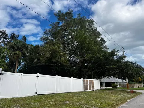 Exterior - 1023 SE 7th St, Stuart, FL 34996 photo 6 of 30