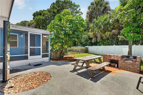 Exterior - 1023 SE 7th St, Stuart, FL 34996 photo 21 of 30