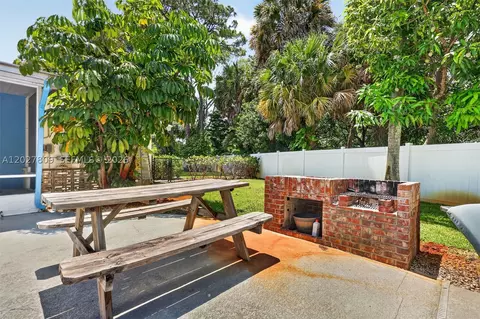 Exterior - 1023 SE 7th St, Stuart, FL 34996 photo 20 of 30