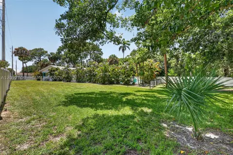 Exterior - 1023 SE 7th St, Stuart, FL 34996 photo 23 of 30