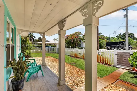 Exterior - 1023 SE 7th St, Stuart, FL 34996 photo 8 of 30