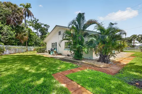 Exterior - 1023 SE 7th St, Stuart, FL 34996 photo 10 of 30