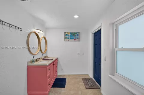 Bath - 1023 SE 7th St, Stuart, FL 34996 photo 3 of 6